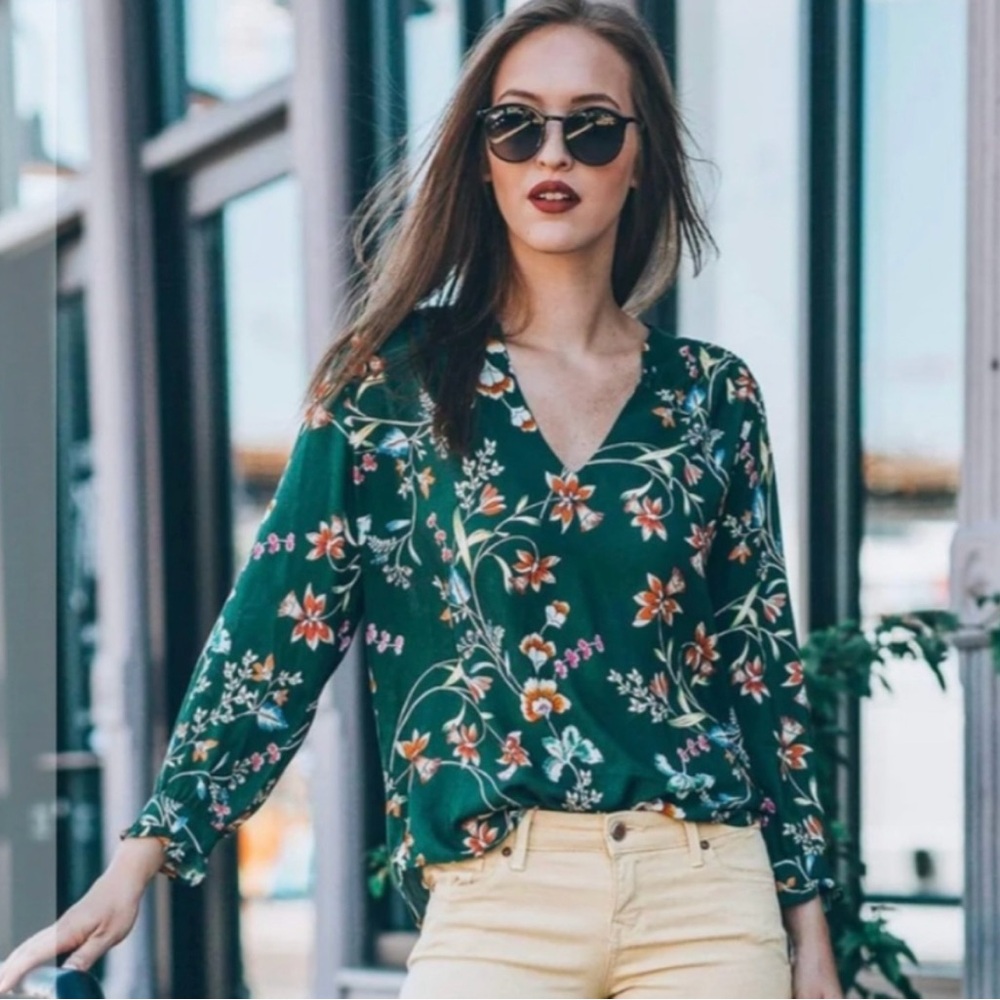 Velvet by Graham & Spencer women’s blouse. Green with flowers. Size XS  V-neck